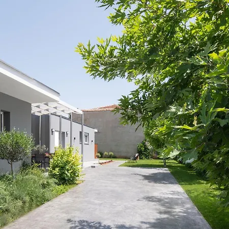 Kochyli Garden Studios